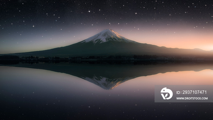 日本傍晚从河口湖看富士山