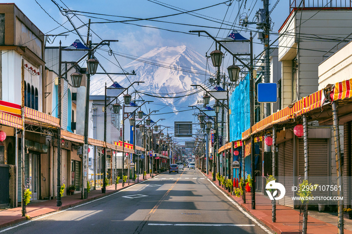 以日本富士山为背景的富士吉田的道路。