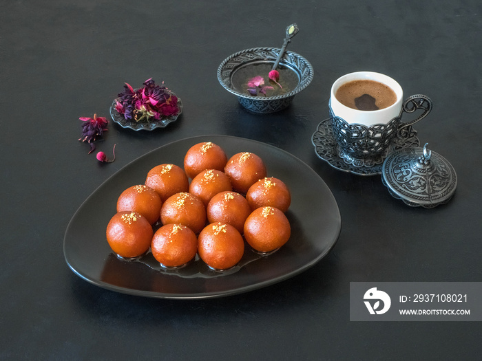 Gulab Jamun-黑色桌子上的传统印度糖果