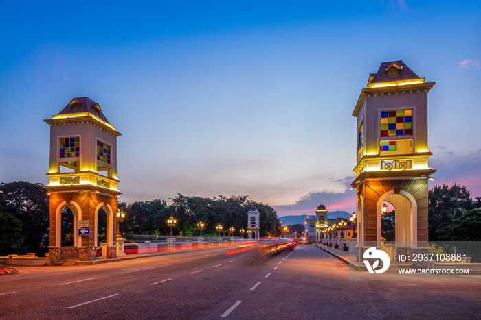 带传统桥的ipoh夜景