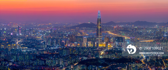 在一个美丽的夜晚，韩国首尔的全景。在Namhansansong Viewpoint。