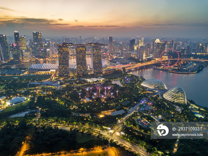 黄昏日落时新加坡标志性金融商业区的鸟瞰图