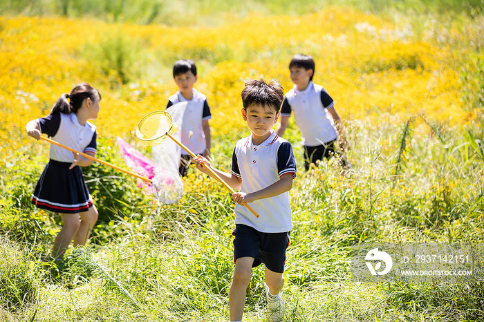 快乐的小学生春游