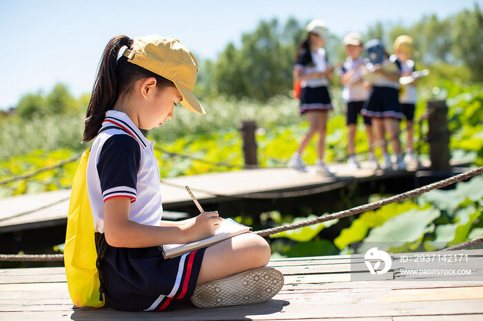 快乐的小学生在户外写生