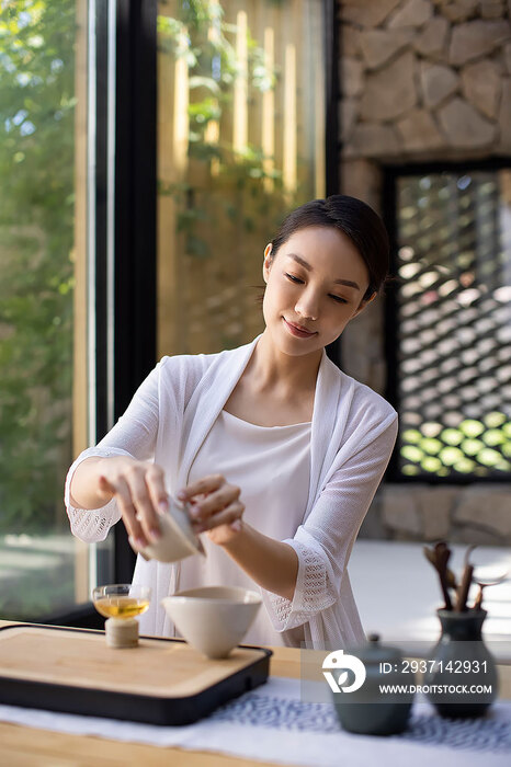 年轻女子在茶室里品茶