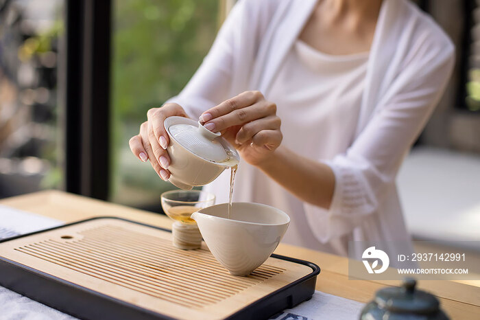 年轻女子在茶室里品茶