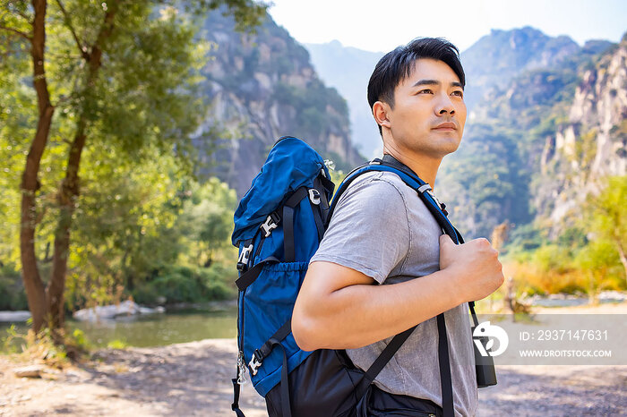 年轻男子户外徒步旅行