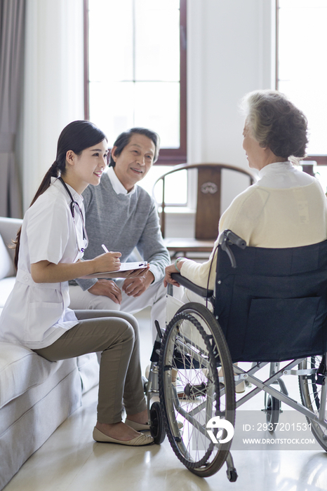 护工照顾坐着轮椅的老年女子