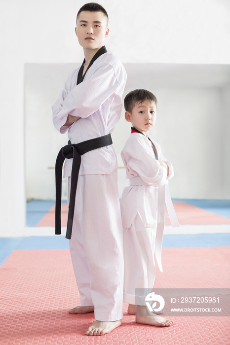 年轻跆拳道教练和小男孩