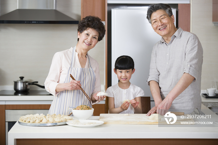 爷爷奶奶和孙女包饺子