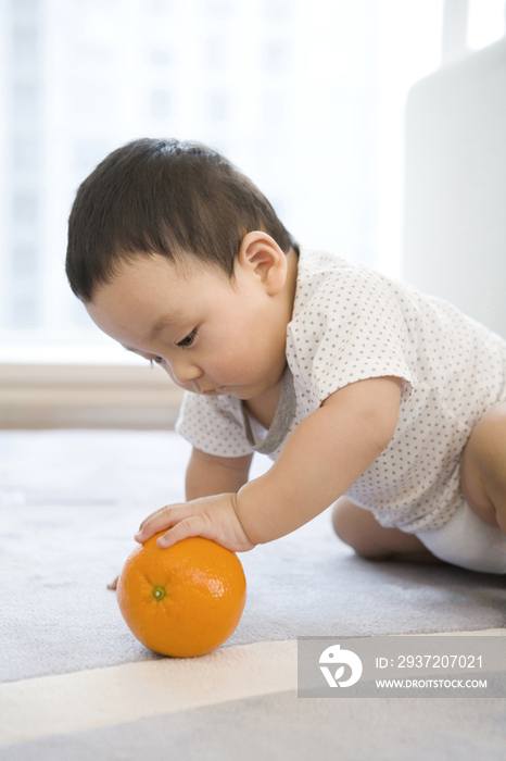 可爱的宝宝玩橘子