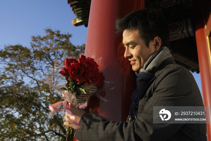 年轻男子手捧鲜花