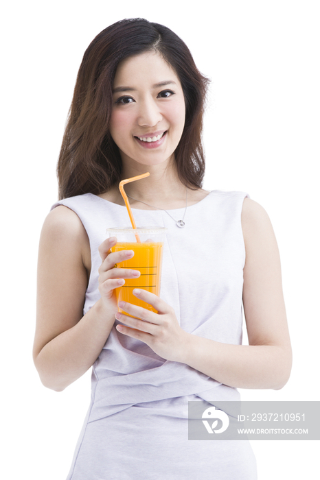 年轻美丽的女子拿着一杯果汁