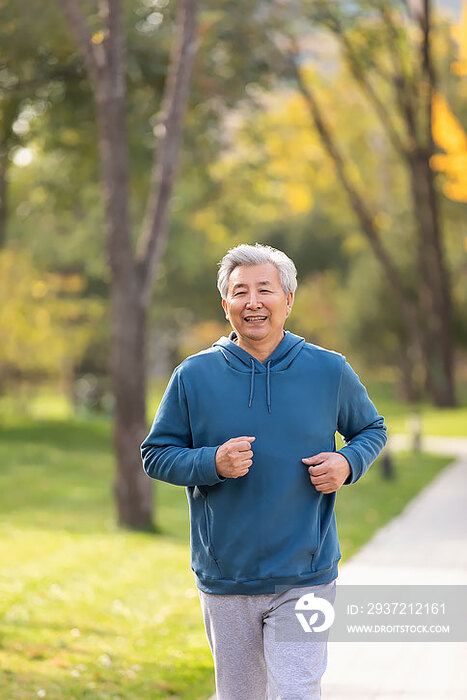 开心的老年男子在公园跑步