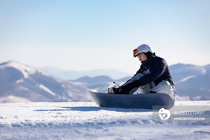 年轻男子户外滑雪