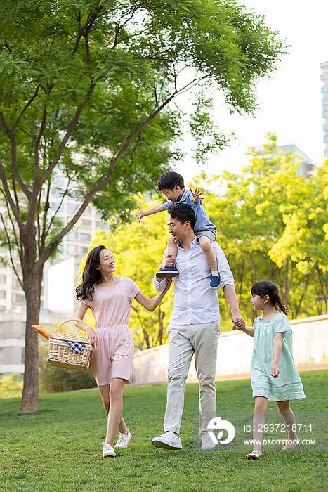 快乐的年轻家庭来公园野餐