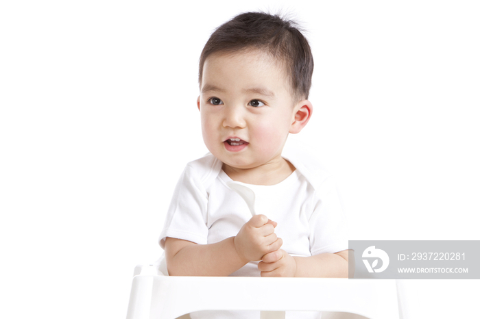 男婴和婴儿餐椅
