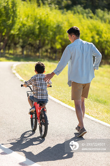 父亲教儿子骑自行车