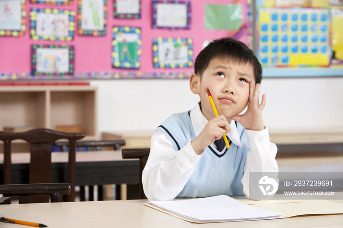 小学生在思考