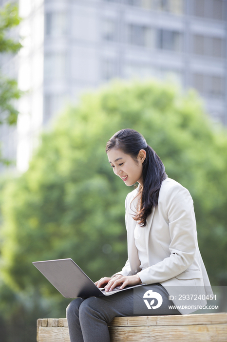 年轻商务女士户外办公