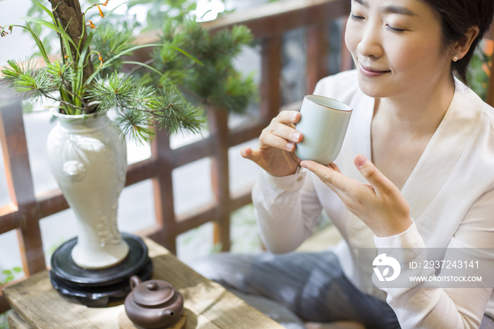 中年女子在茶馆喝茶