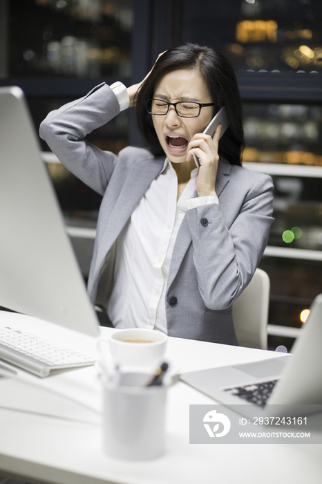 商务女士在办公室加班