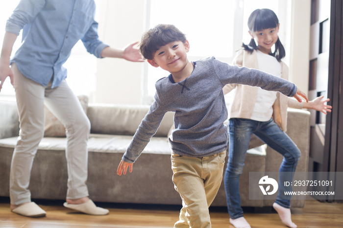 快乐的年轻家庭一起跳舞