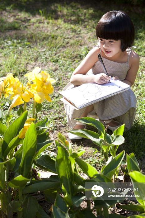 小女孩在花园画画