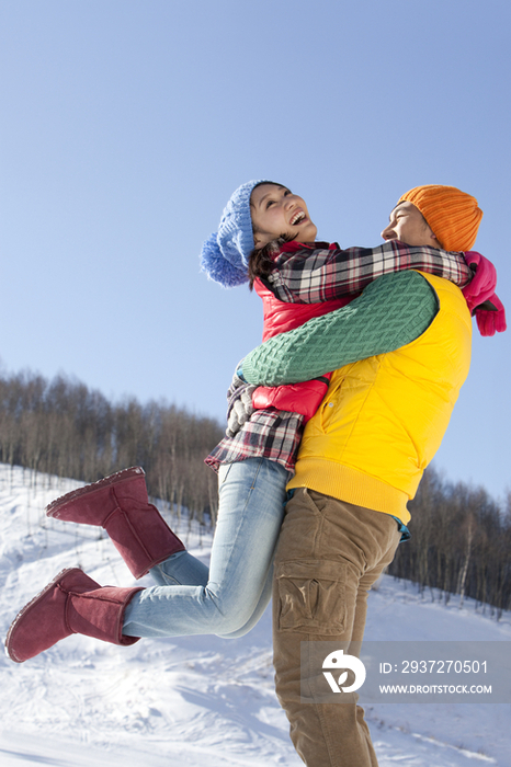 时尚青年男女在雪地拥抱
