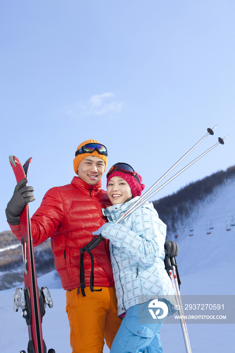 时尚青年男女在滑雪场