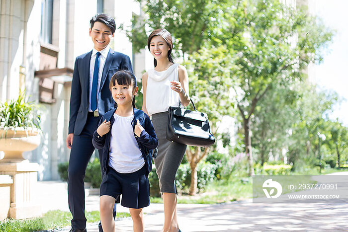 年轻父母送孩子去上学