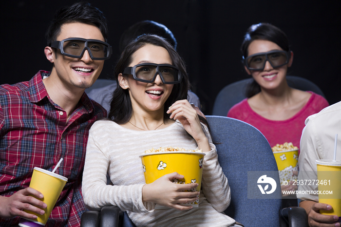年轻情侣在影院看3D电影