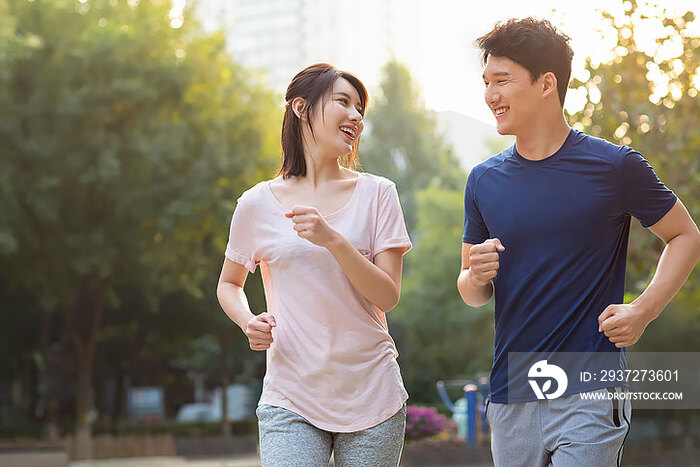 开心的年轻情侣在公园跑步健身