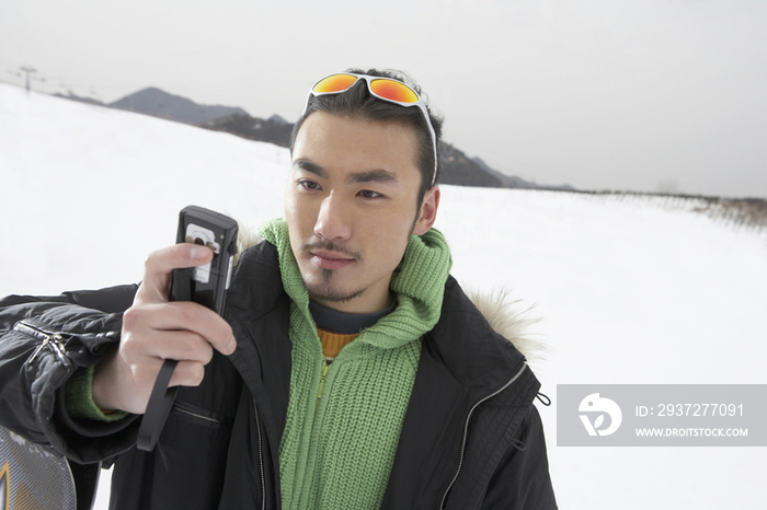 雪地年轻男子打电话