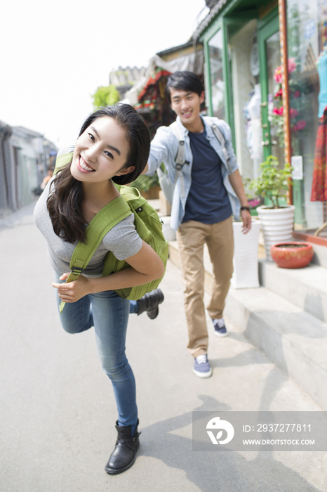 年轻情侣在北京胡同里旅游