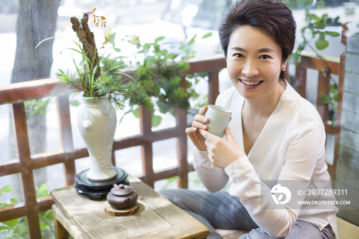 中年女子在茶馆喝茶