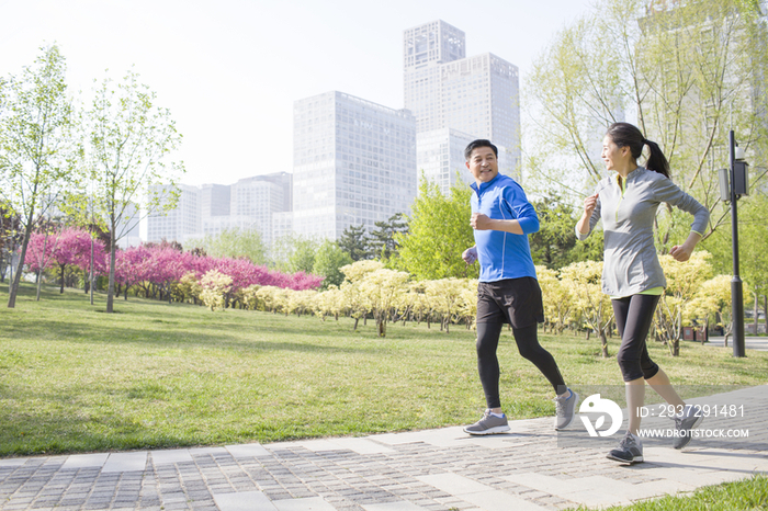 中年夫妇在公园跑步健身