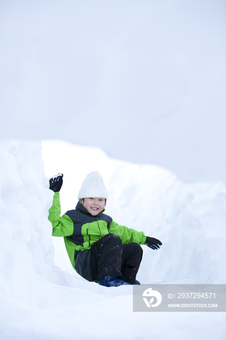 小男孩在雪地嬉戏