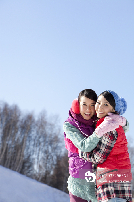 时尚青年女子在滑雪场