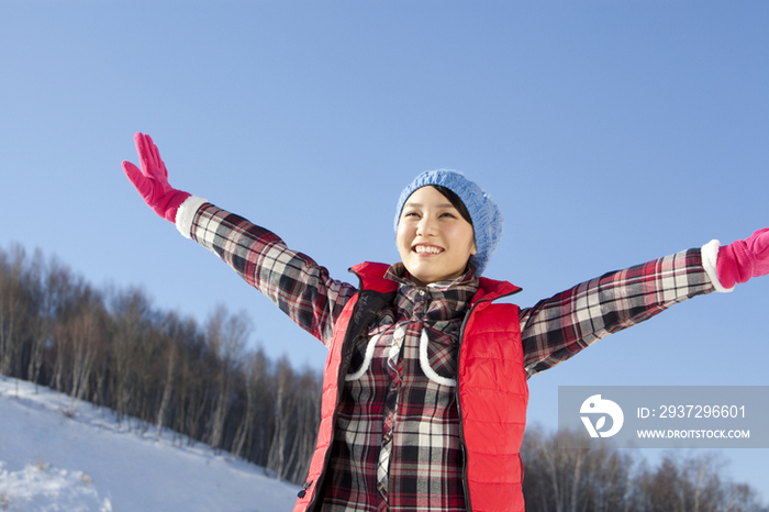 青年女子在滑雪场