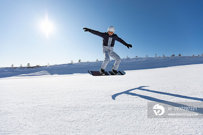 年轻男子户外滑雪