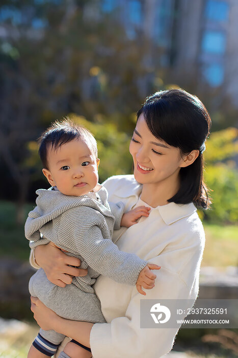 年轻妈妈在公园陪宝宝玩耍