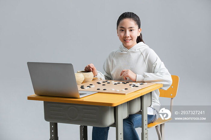 女孩上网课学习下围棋