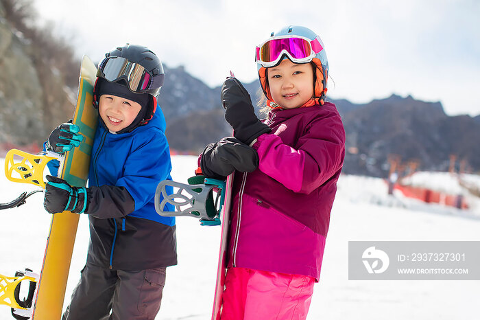可爱的儿童在滑雪场玩