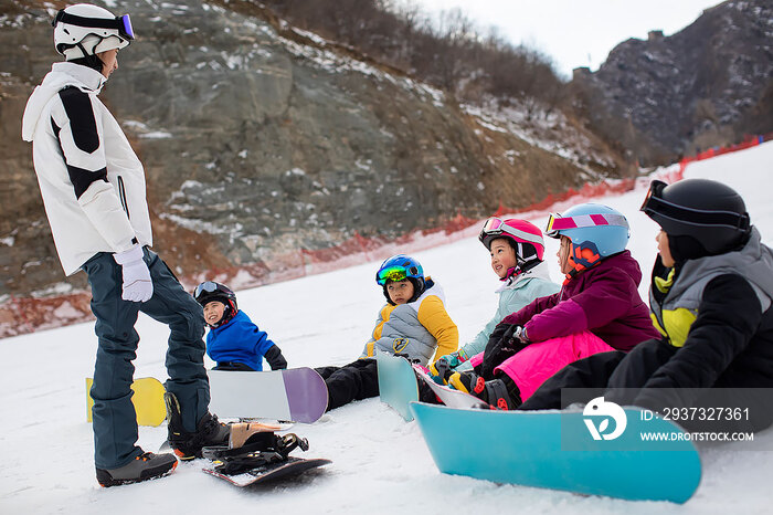 孩子们跟着教练在户外学滑雪