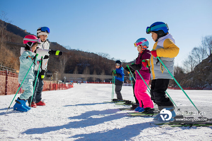 孩子们跟着教练在户外学滑雪