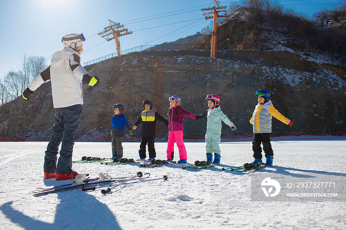 孩子们跟着教练在户外学滑雪