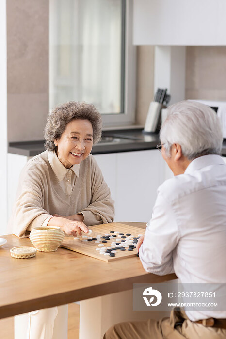 老年夫妇在家下围棋