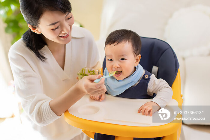 年轻妈妈给宝宝喂食