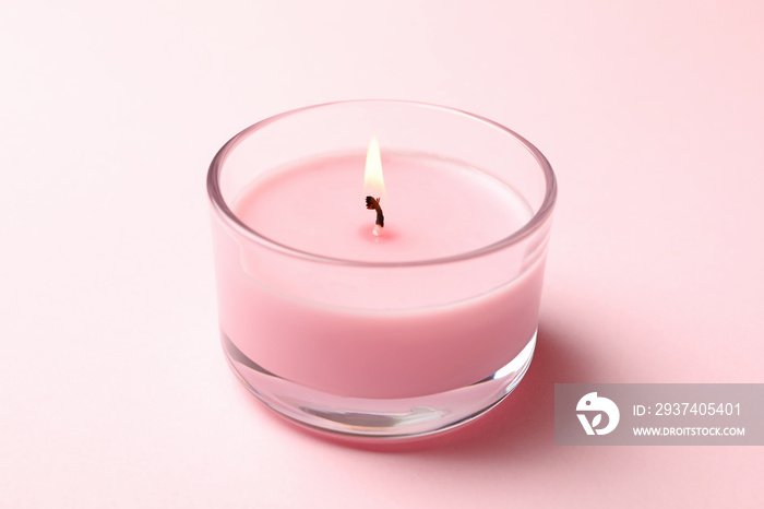 粉色背景下放松身心的香味蜡烛
